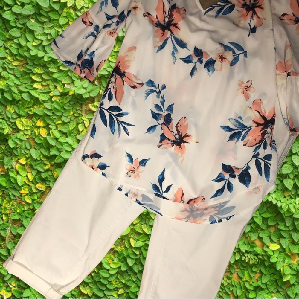 W62 white cropped jeans with Lacey look sides Nwot